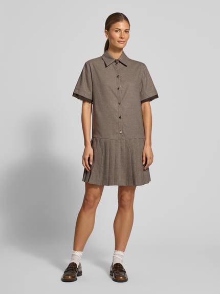 Modelka kobieca nosi Minikleid mit Knopfleiste Modell 'ABITO TINTO FILO' od Liu Jo White, mieszanka materiałów z bawełną, krój slim fit, kent kołnierz, plisowany dół, ozdobne kryształki, frędzle na rękawach, długość tyłu w rozmiarze 36: 84 cm, szerokość w rozmiarze 36: 48 cm, długość rękawa w rozmiarze 36: 26 cm, widok całej sylwetki z przodu.