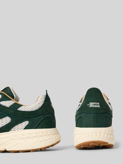 Produktfoto, Sneaker mit Kontrastbesatz von The Mercer, grün-weiße Farben, strukturierte Sohle, Label-Print, runde Form, Rückansicht