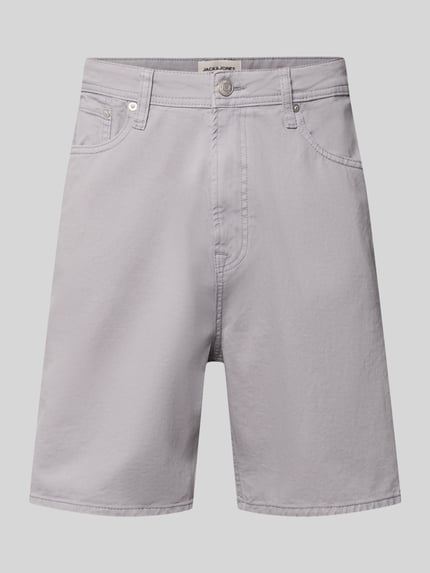 Produktfoto, Bermudas im 5-Pocket-Design Modell 'TONY ORIGINAL' von Jack & Jones aus reiner Baumwolle, Straight Fit, hellgraue Farbe, glatte Textur, mit Knopf- und Reißverschluss, Bundweite 42 cm, Innenbeinlänge 20 cm.