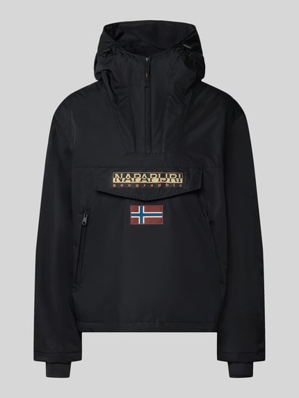 Produktfoto, Jacke mit Kapuze und kurzem Reißverschluss von Napapijri in Schwarz, gerader Schnitt, Label-Patches, strukturierte Oberfläche.
