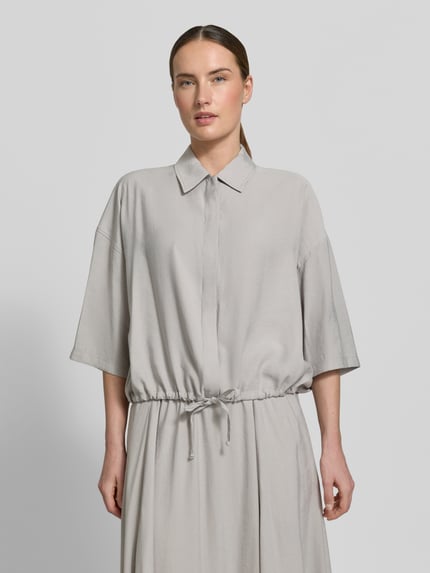 Vrouwenmodel draagt Boxy fit Bluse uit modal-mix model 'LAINAY' van Drykorn, met overhemdkraag, 3/4-mouw, tunnelkoord, lichtgrijs, effen structuur, dames bluse, vooraanzicht bovenlichaam.