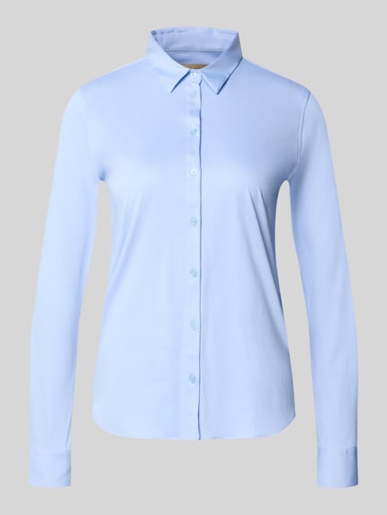 Produktfoto, hellblaue Hemdbluse mit Sportmanschetten Modell 'Tina' von MOS MOSH aus reiner Baumwolle, leichter taillierter Schnitt, glatte Oberfläche.