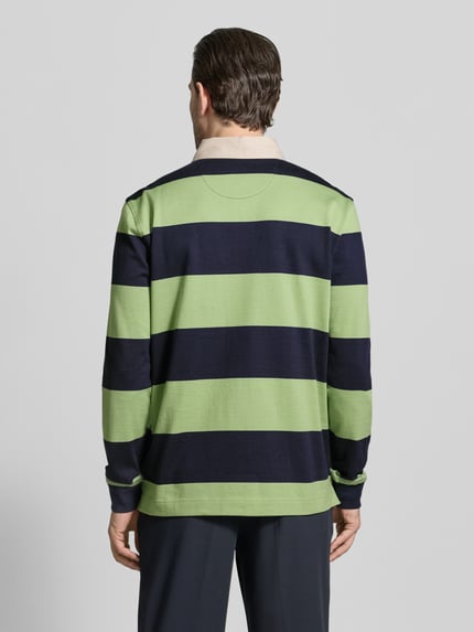 Männermodel trägt Regular Fit Poloshirt mit Streifenmuster und Label-Stitching von Fynch-Hatton, reine Baumwolle, Rückansicht Ganzkörperansicht.