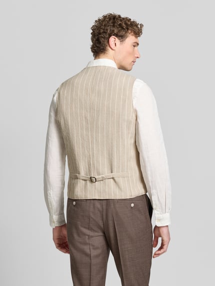 Mannenmodel draagt Regular Fit Weste met viscose-aandeel model 'Morley' van CG - Club of Gents, beige met strepen, rugaanzicht, context: herenweste met paspelzakken, V-hals en knoopsluiting, materiaal-mix.