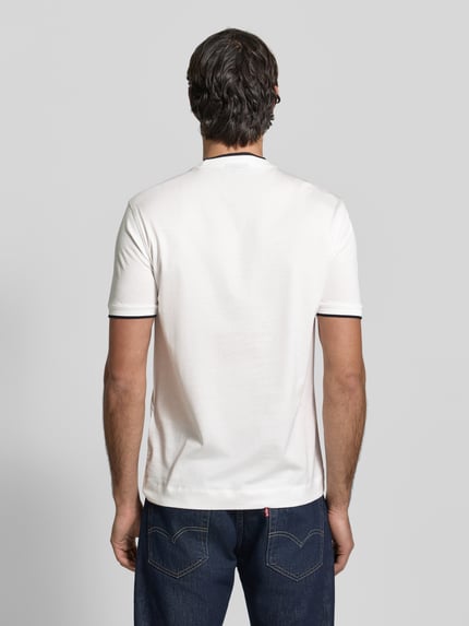 Männermodel trägt Regular Fit T-Shirt mit Logo-Stitching von Emporio Armani in Weiß, Lyocell-Mix, Rundhalsausschnitt, Ganzkörperansicht Rückansicht.