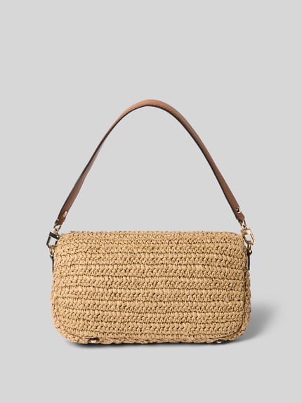 Produktfoto, Shoulder Bag in Flecht-Optik Modell 'OFELIA' von Guess in Beige mit abnehmbarem Schulterriemen und Logo-Detail, Flechtstruktur. Damen Schultertasche mit Überschlag, Magnetverschluss, Hauptfach und Reißverschluss-Innenfach, Maße 28x16x6 cm, Riemenlänge 130 cm.