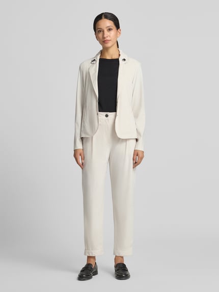 Frauenmodel trägt Bundfaltenhose in Two-Tone-Machart von Marc Cain, Relaxed Fit, Material-Mix mit Stretch, Ganzkörperansicht von vorne.