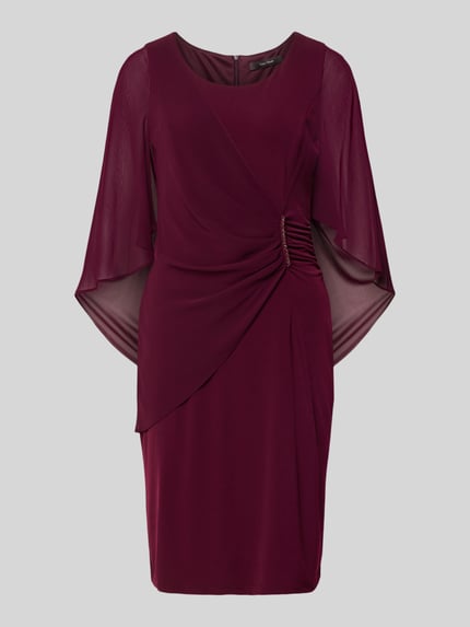 Produktfoto, Taillirtes Cocktailkleid mit Strasssteinbesatz von Vera Mont in dunklem Bordeauxrot mit glänzender Struktur und fließenden Stoffdetails