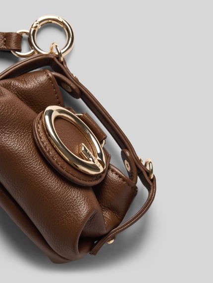 Produktfoto, Schlüsselanhänger mit Label-Applikation von GUESS in Braun mit goldfarbenem Schlüsselring, strukturierte Lederoptik, Modell 'CAMDEN', Damen Schlüsselanhänger von GUESS