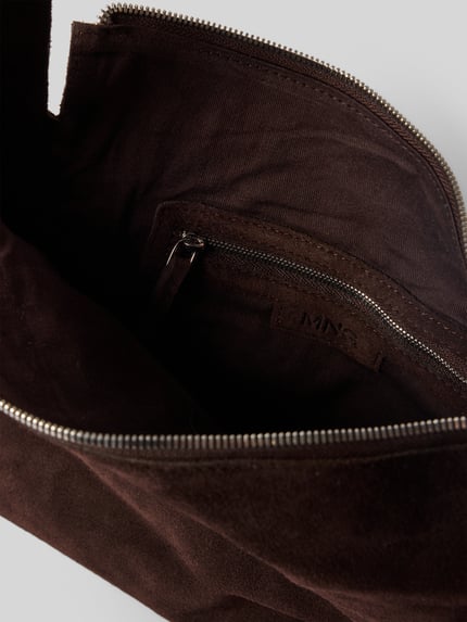 Produktfoto, Handtasche aus Rindsleder Modell 'PIRAMIDE' von Mango in Braun mit Hauptfach und Reißverschluss, Textur samtig, Tiefe 11 cm
