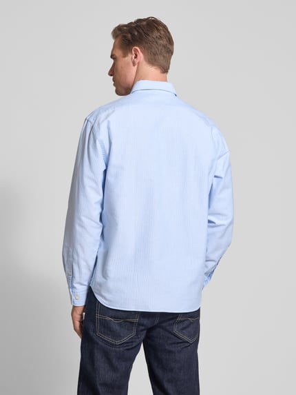 Männermodel trägt Koszula casualowa Model 'OXFORD SHIRT' von Selected Homme, wzór w paski, krój relaxed fit, bawełna, ganzkörperansicht rückansicht.