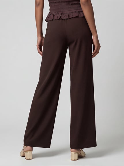 Frauenmodel trägt Weite Hose mit elastischem Bund Modell 'Coralie' von MAC in Dunkelbraun, glatte Textur, Damen Weite Hose von MAC, Ganzkörperansicht Rückansicht.