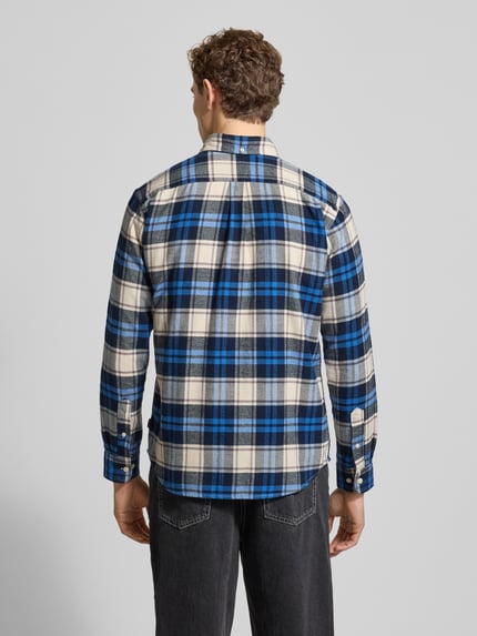 Męski model nosi Freizeithemd mit Knopfleiste Modell 'LUBARKLEY' od Jack & Jones Premium, bawełna, krata niebiesko-biała, widok całej sylwetki z tyłu.