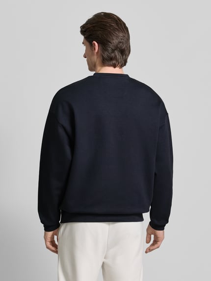 Męski model nosi Regular Fit Bluza z bawełnianego miksu Model 'STENSON' od BOSS Green, efekt: jednolity kolor, długi rękaw, widok całej sylwetki z tyłu.