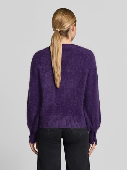 Männermodel trägt Regular Fit Pullover aus Kaszmir-Mix mit dodatkiem wełny von HERZENS, imitacja dzianiny, okrągły dekolt, elastyczne wykończenia, długość tyłu w rozmiarze 36: 55 cm, długość rękawów w rozmiarze 36: 65 cm, widok całej sylwetki z tyłu