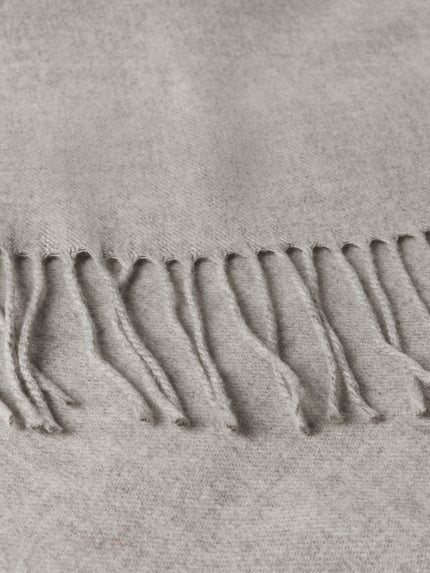Produktfoto, Schal mit Fransen Modell 'Cashmink' von FRAAS in hellgrauer Strick-Optik, weiche Textur, rechteckiges Design, 31x168 cm.