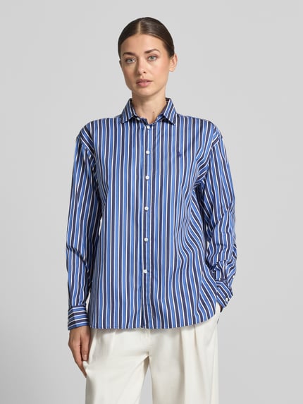 Frauenmodel trägt Relaxed Fit Hemdbluse aus reiner Baumwolle mit Logo-Stitching von Polo Ralph Lauren, blau-weiß gestreift, Ganzkörperansicht von vorne, Damen Hemdbluse von Polo Ralph Lauren.