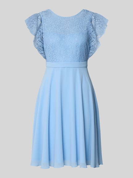 Produktfoto, Knielanges Cocktailkleid mit Rundhalsausschnitt von Jake*s Cocktail, taliowany krój, długość do kolan, halka pod sukienkę, wszyty zamek błyskawiczny, długość tyłu 90 cm, szerokość klatki piersiowej 35 cm, długość rękawów 10 cm, jasnoniebieski kolor, koronkowa faktura góry, gładki dół