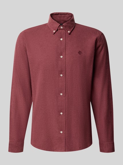 Produktfoto, Regular Fit Freizeithemd aus reiner Baumwolle mit Label-Stitching von MCNEAL, Button-Down-Kragen, Rotton, glatte Textur, mittellange Ärmel