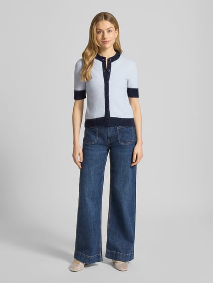 Modelka kobieca nosi Regular Fit Cardigan aus Woll-Alpaka-Mix Modell 'Sanoura' od Samsøe Samsøe, jasnoniebieski i granatowy, dzianina, krój regular fit, okrągły dekolt, guziki, długość tyłu 50 cm, długość rękawa 26 cm, widok całej sylwetki od przodu.