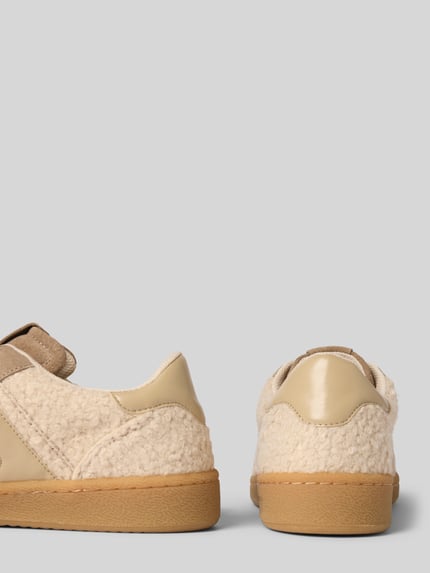 Produktfoto, Low Top Sneaker met rundleer van Marc O'Polo, look: effen, punt van de schoen rond, gestructureerde zool, vetersluiting, glad leer, suède, teddybont, label in reliëf, reliëflogo.