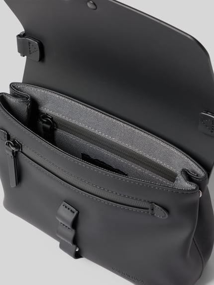 Produktfoto, torba na ramię Umhängetasche mit Logo-Prägung Modell 'SPLÄSH' von GASTON LUGA z główną przegrodą z brzegiem, regulowany pasek na ramię, przegródka zapinana na zamek błyskawiczny zewnętrzna i wewnętrzna, kolor czarny, szerokość w rozmiarze 1: 22 cm, długość w rozmiarze 1: 16 cm, głębokość w rozmiarze 1: 7 cm, długość paska na ramię w rozmiarze 1: 97 cm, faktura matowa, nowoczesny wygląd