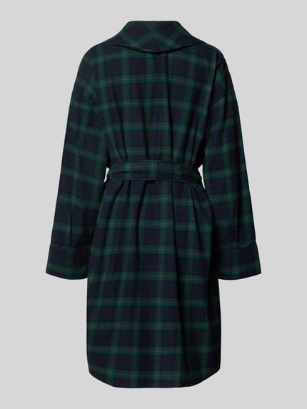 Frauenmodel trägt Regular Fit Bademantel aus reiner Baumwolle von Polo Ralph Lauren, kariertes Muster in Dunkelgrün und Blau, Ganzkörperansicht Rückansicht, Damen Bademantel von Polo Ralph Lauren.