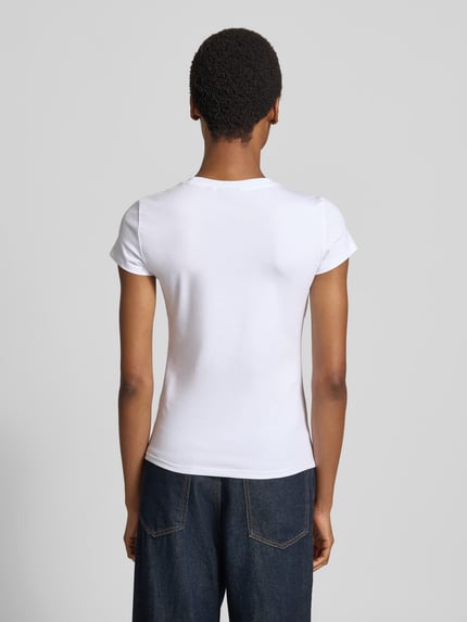 Frauenmodel trägt Slim Fit T-Shirt mit Label-Print von Armani Exchange in Weiß aus Baumwoll-Elasthan-Mix, Ganzkörperansicht Rückansicht.