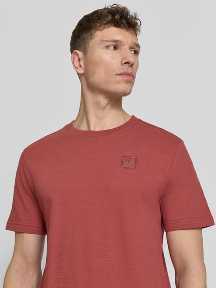 Männermodel trägt T-Shirt mit Rundhalsausschnitt von PME Legend aus Reine Baumwolle, Regular-Fit, Label-Patch, Nahaufnahme Oberkörper. Rückenlänge bei Größe M: 69 cm.