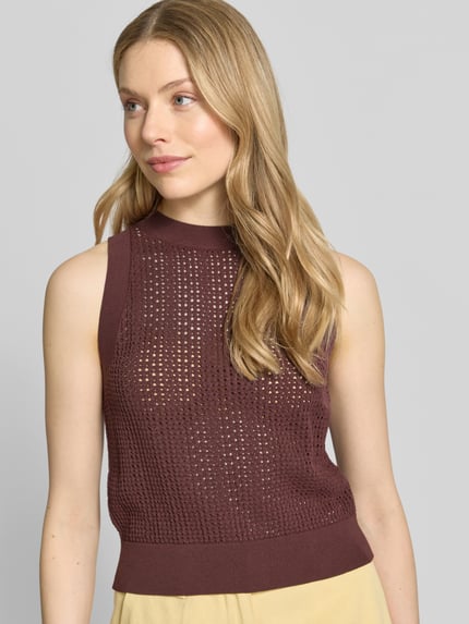 Kobiece modelka nosi Slim Fit Top aus Viskose-Mix Modell 'FASSIA' von BOSS, imitacja dzianiny, krój slim fit, wysokie zapięcie, bez rękawów, mieszanka wiskozy; przód, zbliżenie na górną część ciała.