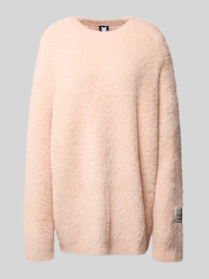 Produktfoto, Oversized Strickpullover mit Label-Detail von Karo Kauer in hellem Beige, flauschige Struktur, Rundhalsausschnitt, überschnittene Schultern