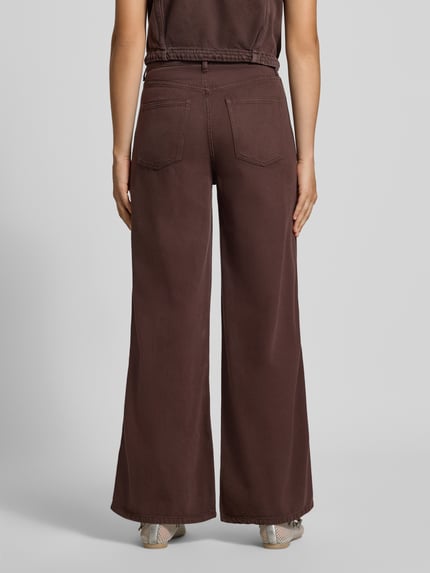 Frauenmodel trägt Wide & Loose Fit Jeans aus Baumwoll-Lyocell-Mix von Marc O'Polo DENIM in Dunkelbraun, locker geschnitten, Ganzkörperansicht Rückansicht.
