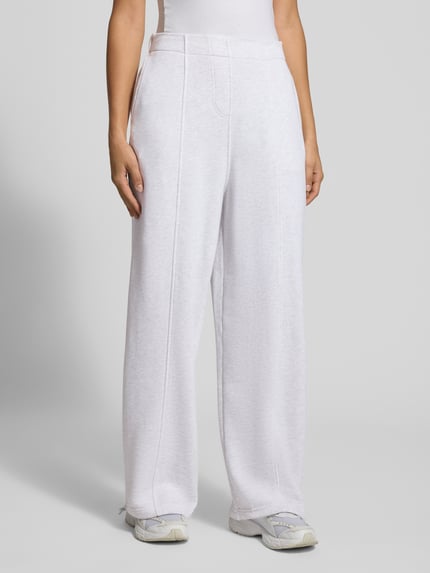 Frauenmodel trägt Oversized Sweathose aus reiner Baumwolle von PUMA in Hellgrau mit weiter Passform, Nahaufnahme Unterkörper, Damen Sweathose von PUMA.