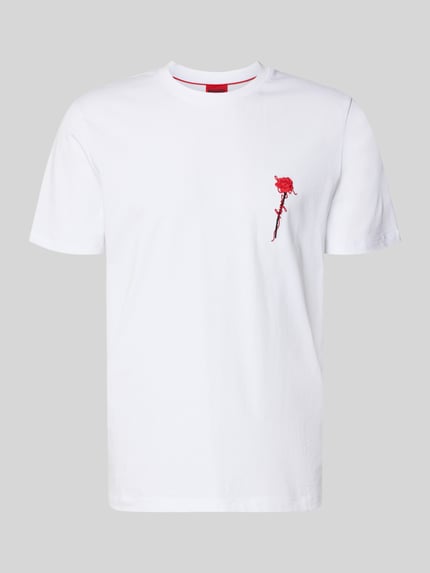 Produktfoto, weißes Regular Fit T-Shirt aus reiner Baumwolle Modell 'Diflow' von HUGO mit rotem Stickmotiv, vor grauem Hintergrund. Herren T-Shirt von HUGO