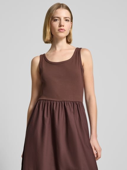 Vrouwenmodel draagt Midikleid im 2-in-1-Look Modell 'SUNNIA' van B.Young, katoen-elastaanmix, A-lijn, ronde hals, bovenlichaam close-up.