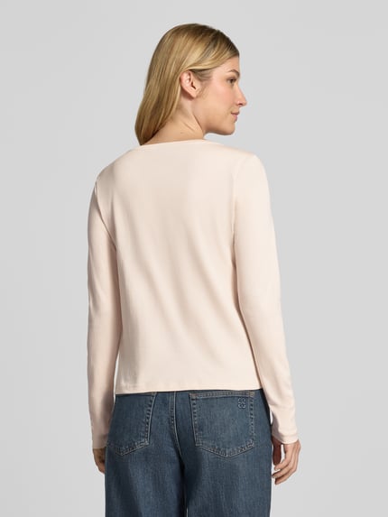 Vrouwenmodel draagt Regular fit shirt met lange mouwen van puur katoen met pailletten, ronde hals, lang model, ruglengte maat 36: 53 cm, Regular Fit Longsleeve uit pure katoen van monari, Ganzkörperansicht Rückansicht.