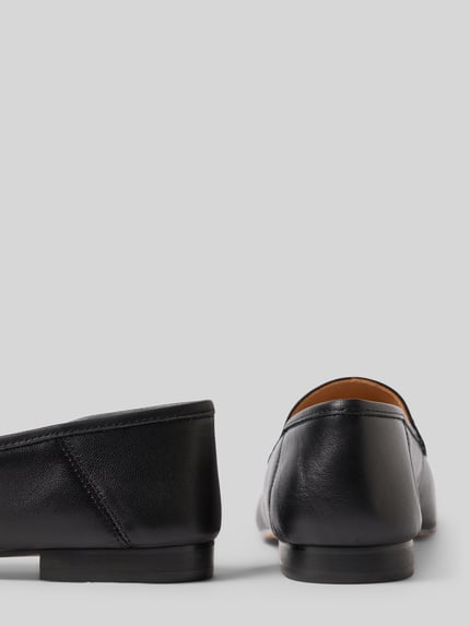 Produktfoto, Slipper aus echtem Leder mit Zierbesatz von INUOVO in Schwarz, glatte Sohle, abgerundete Passform, Absatzhöhe 1 cm, Schafthöhe 5 cm, Schaftweite 13 cm