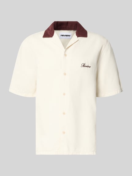Produktfoto, Regular Fit Freizeithemd mit Kontrastkragen von REVIEW in Creme mit braunem Reverskragen, Baumwoll-Mix, Logo-Stitching