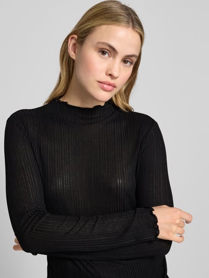 Modelka kobieca nosi Longsleeve mit Stehkragen Modell 'Sivi' od OPUS z mieszanki wiskozy, czarny, smukły krój, muszelkowy brzeg, zbliżenie górnej części ciała.