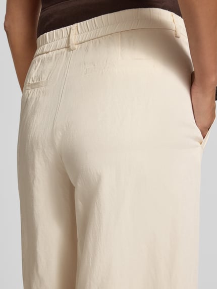 Vrouwenmodel draagt Culotte uit viscosemix model 'Maiga flow' van OPUS, met steekzakken, wide leg en mix van viscose en linnen, detailopname rug.