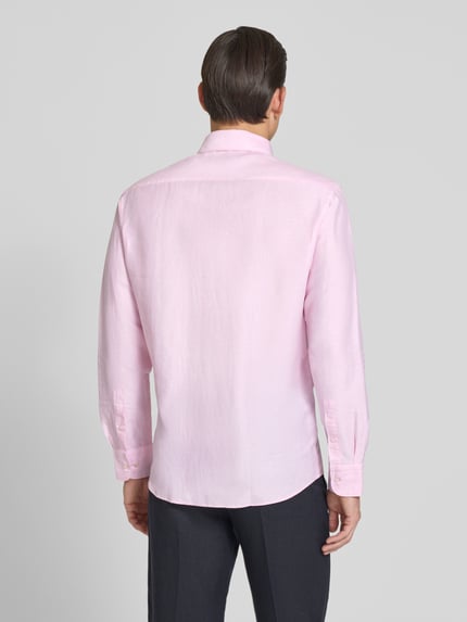 Männermodel trägt Regular Fit Business-Hemd mit Kentkragen von ETERNA in zartem Rosa, Leinen-Baumwoll-Mix, Sportmanschetten, Ganzkörperansicht Rückansicht.