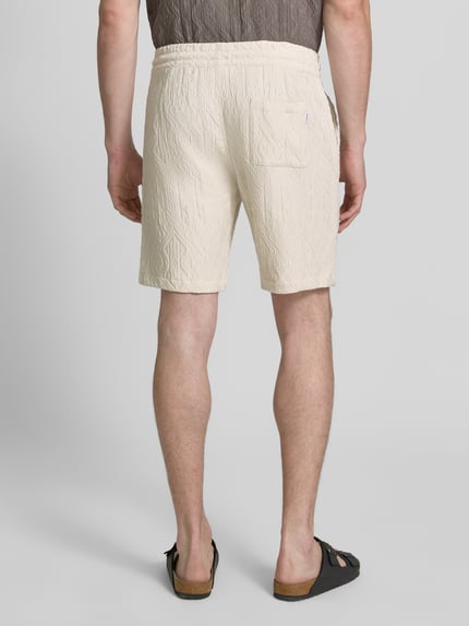 Männermodel trägt Shorts aus Viskose-Mix mit Strukturmuster und elastischem Bund von Lindbergh, Regular-Fit, Rückansicht, Herren.