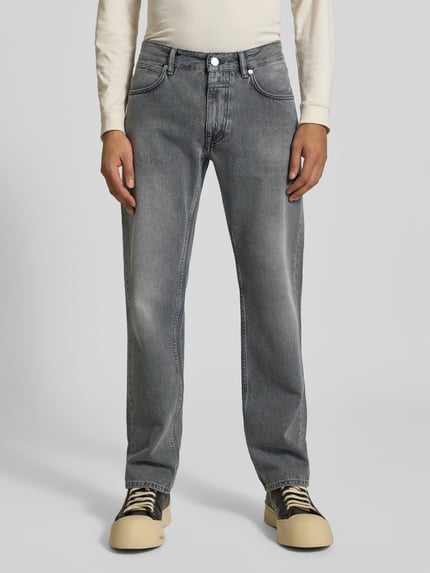 Männermodel trägt Bootcut Fit Jeans aus reiner Baumwolle von Closed im Used-Look, 5-Pocket-Design, Ganzkörperansicht von vorne.