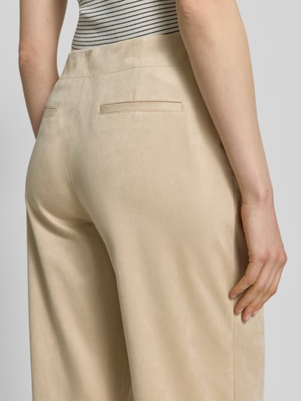 Vrouwenmodel draagt Culotte in Leder-Optik Modell 'Curilo velours' van Someday, materiaalmix met stretch, kuitlang, detailopname achterkant