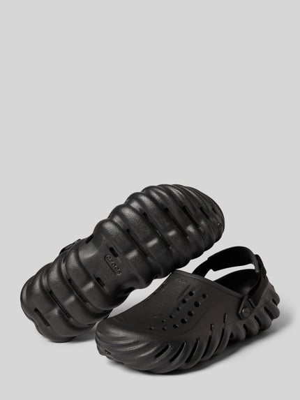 Produktfoto, Clogs mit verstellbarem Riemen Modell 'Echo' von Crocs für Herren, schwarze Farbe, Abgerundete-Spitze, Schlupfform, markante strukturierte Oberfläche, Absatzhöhe bei Größe 43/44: 6 cm