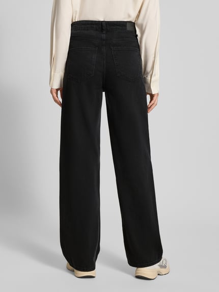 Frauenmodel trägt Wide Leg Jeans aus Baumwoll-Mix Modell 'TOMMA' von Marc O'Polo Denim, schwarz, 5-Pocket-Design, Ganzkörperansicht Rückansicht