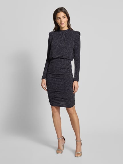 Vrouwenmodel draagt knielanges Kleid met Schulterpolstern van Rich & Royal, glanzend donker materiaal, figuurnauwsluitend, volledig zicht van voren.