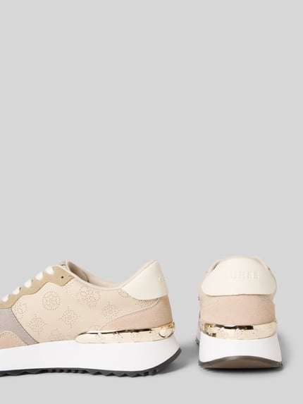 Produktfoto, Sneaker mit Logo-applicatie Model 'Vinsa' van Guess, afgeronde pasvorm, vetersluiting, geprofileerde zool, hakhoogte maat 40: 4 cm, schachthoogte 9 cm, schachtbreedte 8 cm, beige en crèmekleuren, zachte en gladde texturen, mat en metallic details
