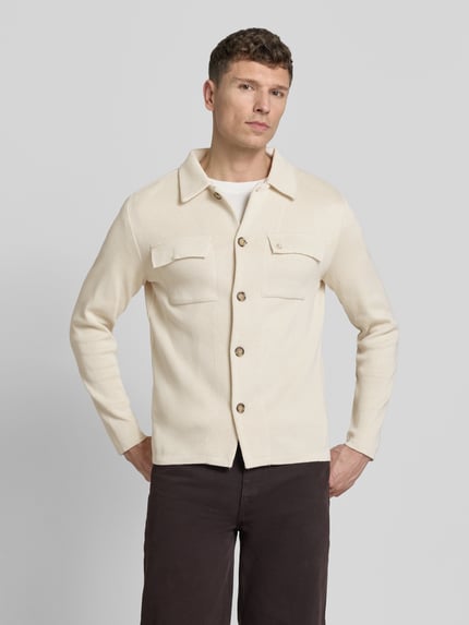 Männermodel trägt Regular Fit Hemdjacke mit Brusttaschen von Manuel Ritz in cremefarbenem Baumwoll-Mix mit Umlegekragen, Knopfleiste, Rückenlänge 68 cm bei Größe M, Ganzkörperansicht von vorne.