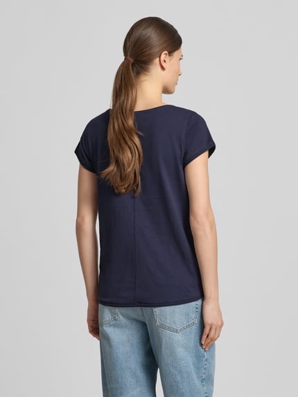 Frauenmodel trägt Damen T-Shirt mit Rundhalsausschnitt von Christian Berg Woman, Reine Baumwolle, Regular-Fit, Rollsaum, Rückenlänge 61 cm, Ganzkörperansicht Rückansicht.